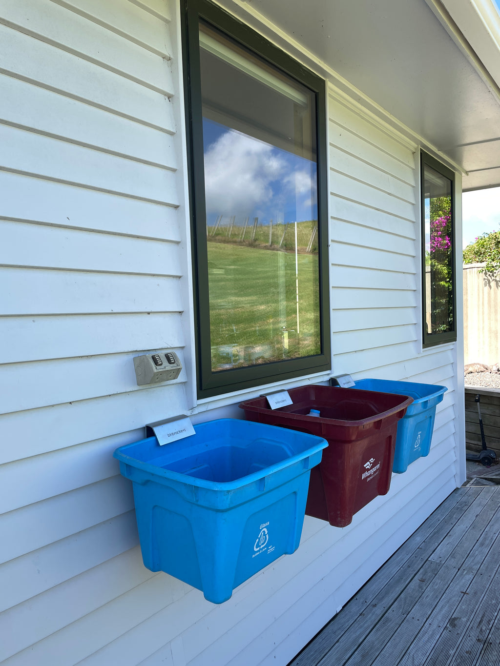 Recycling bin wall bracket
