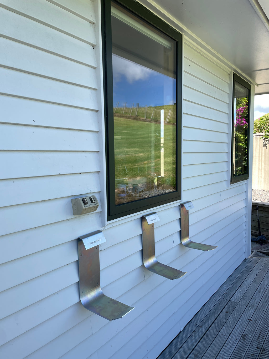 Recycling bin wall bracket
